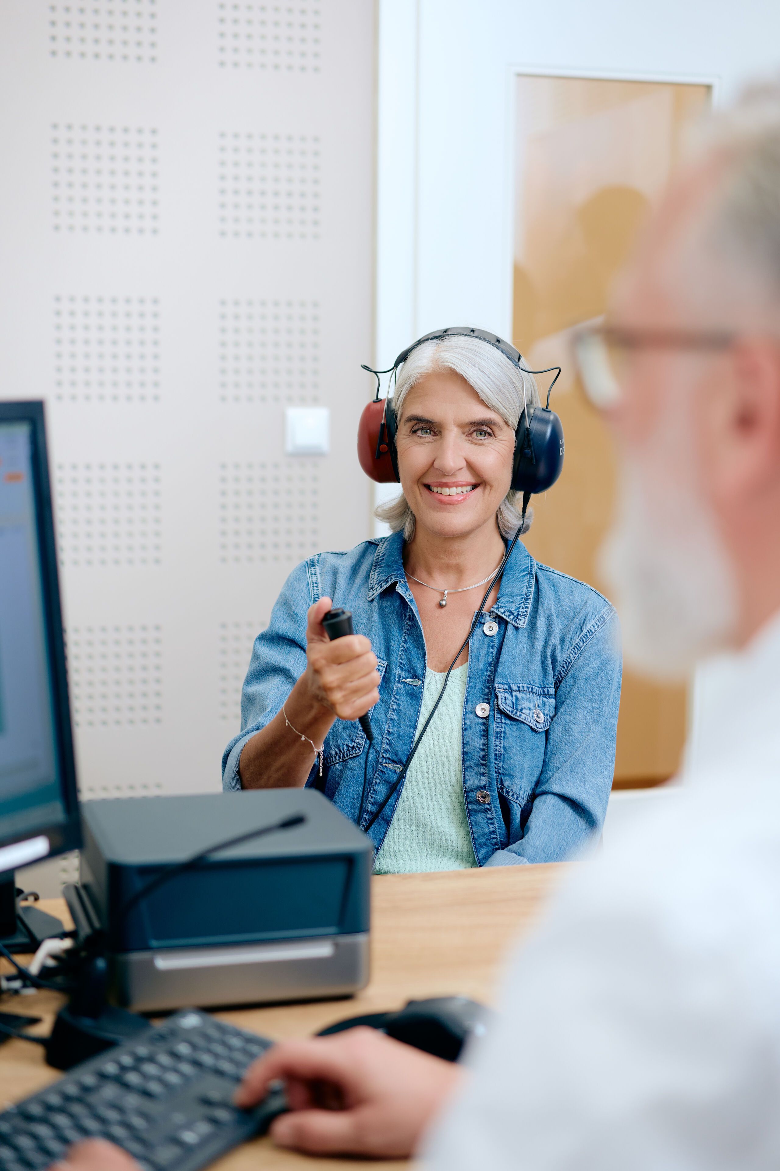 Femme lors d'un test auditif dans une filiale Neuroth