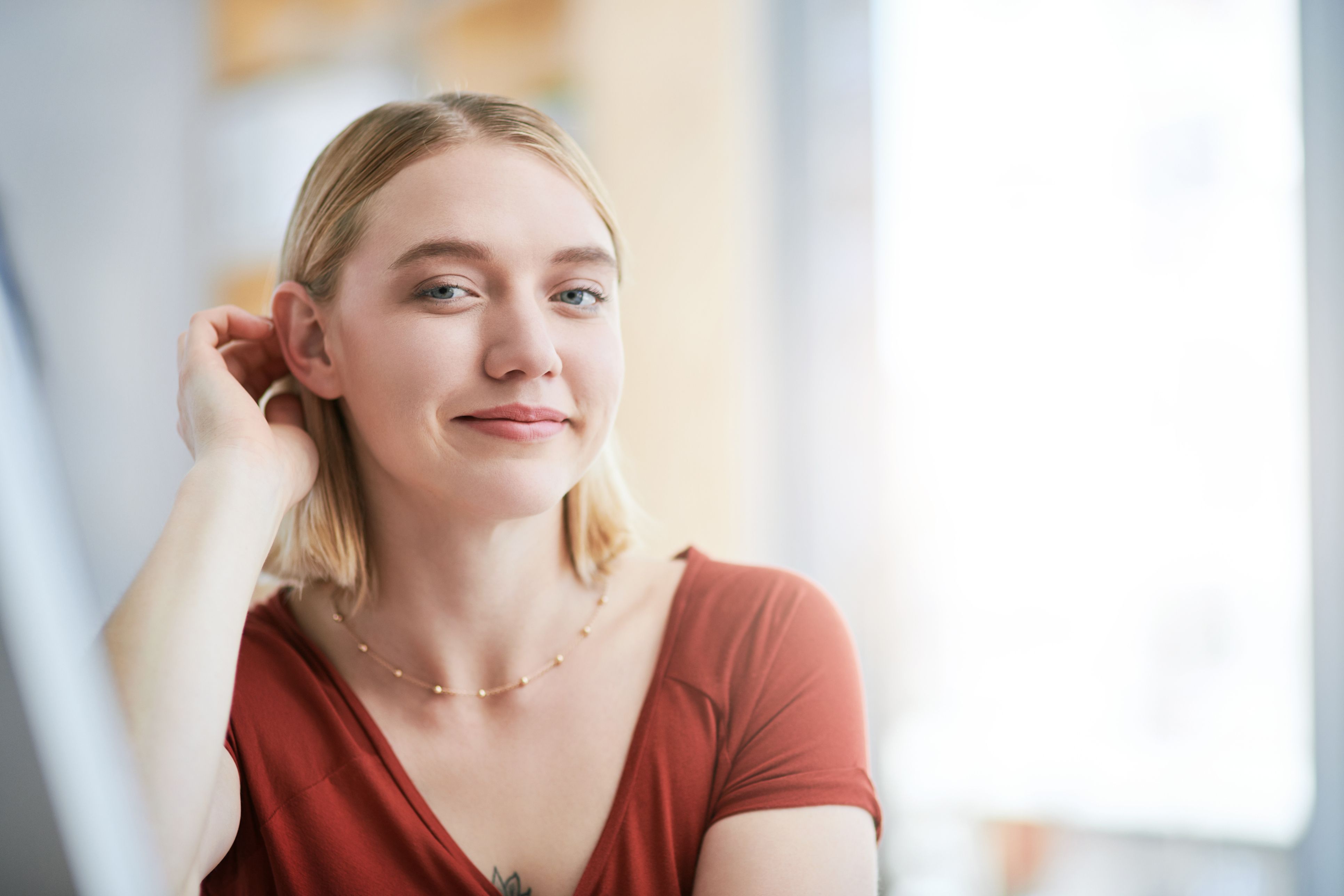 Femme porte la main à son oreille droite