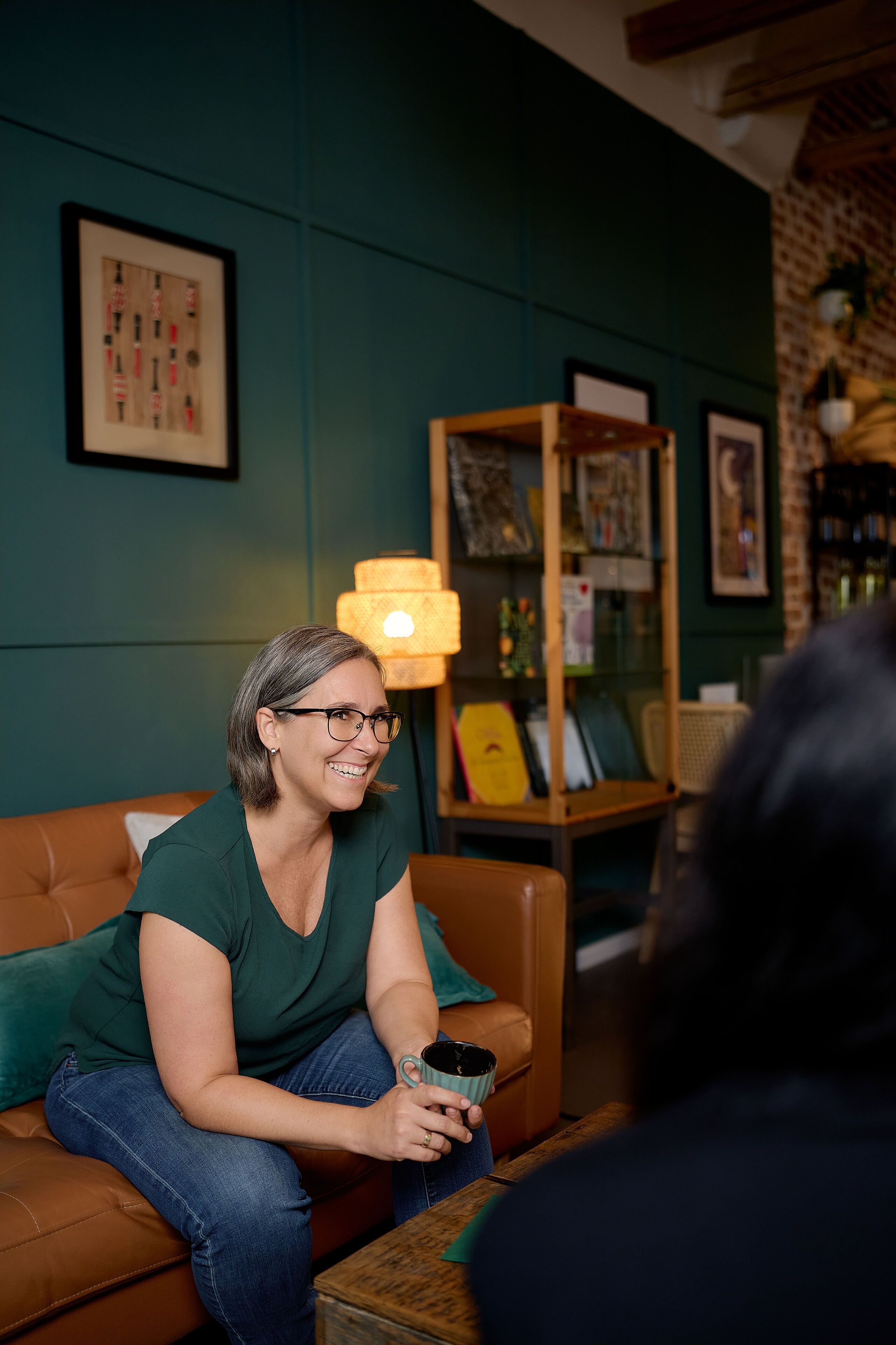 Femme rit lors d’une conversation