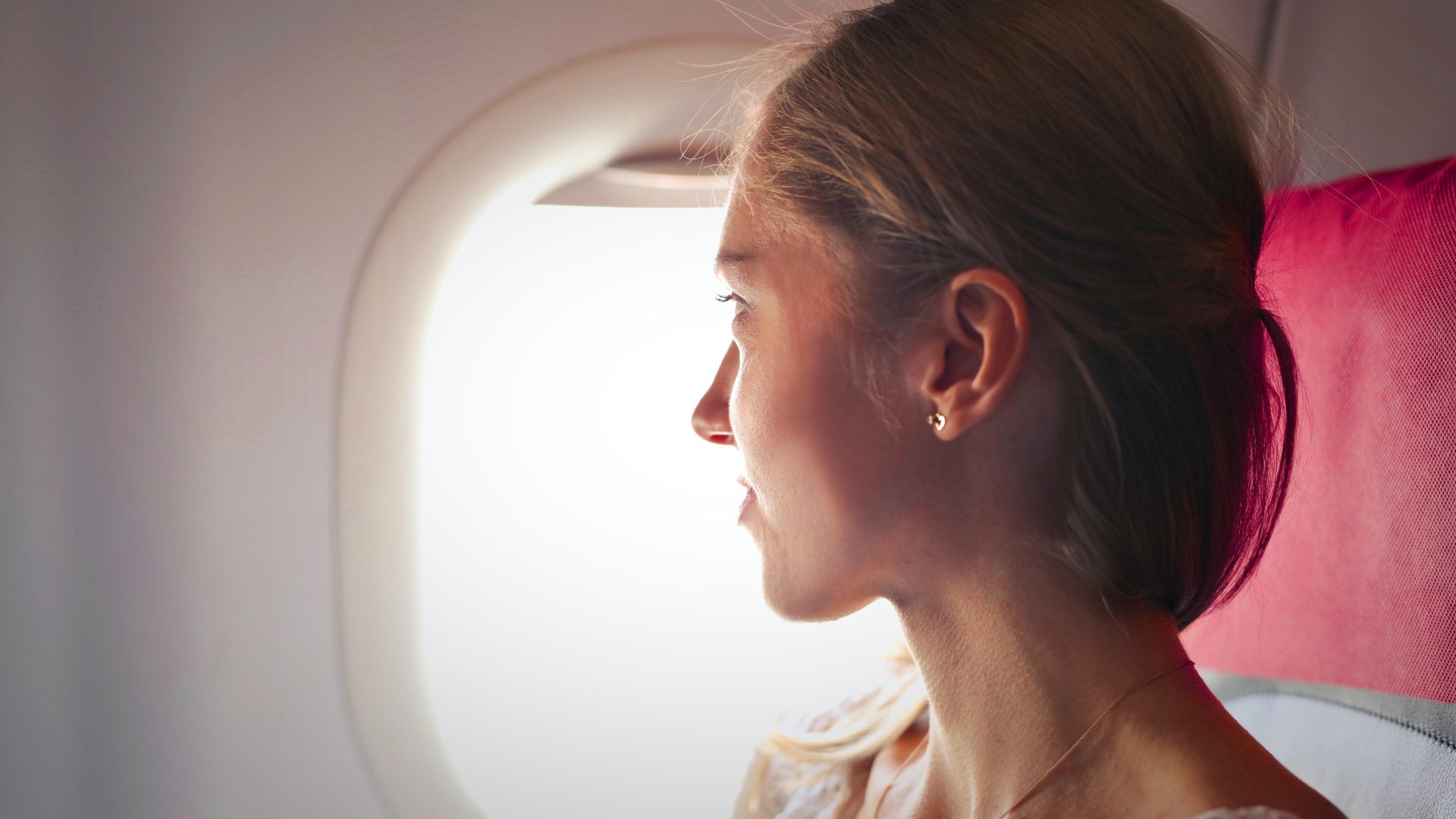Frau im Flugzeug