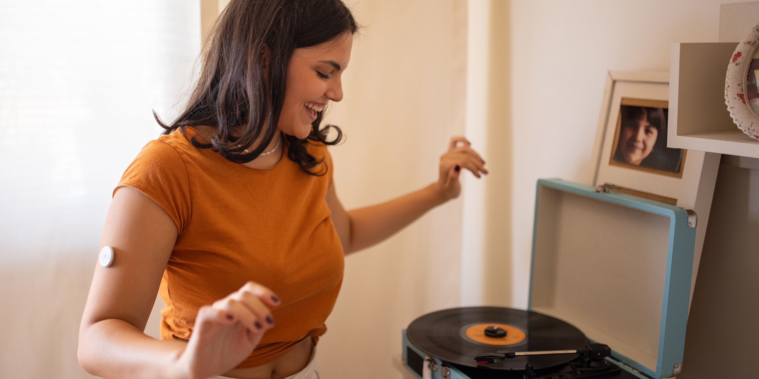Frau mit Diabetes Wearable am Arm