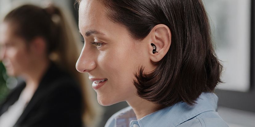 Frau mit Earwear Intro Calm im Ohr