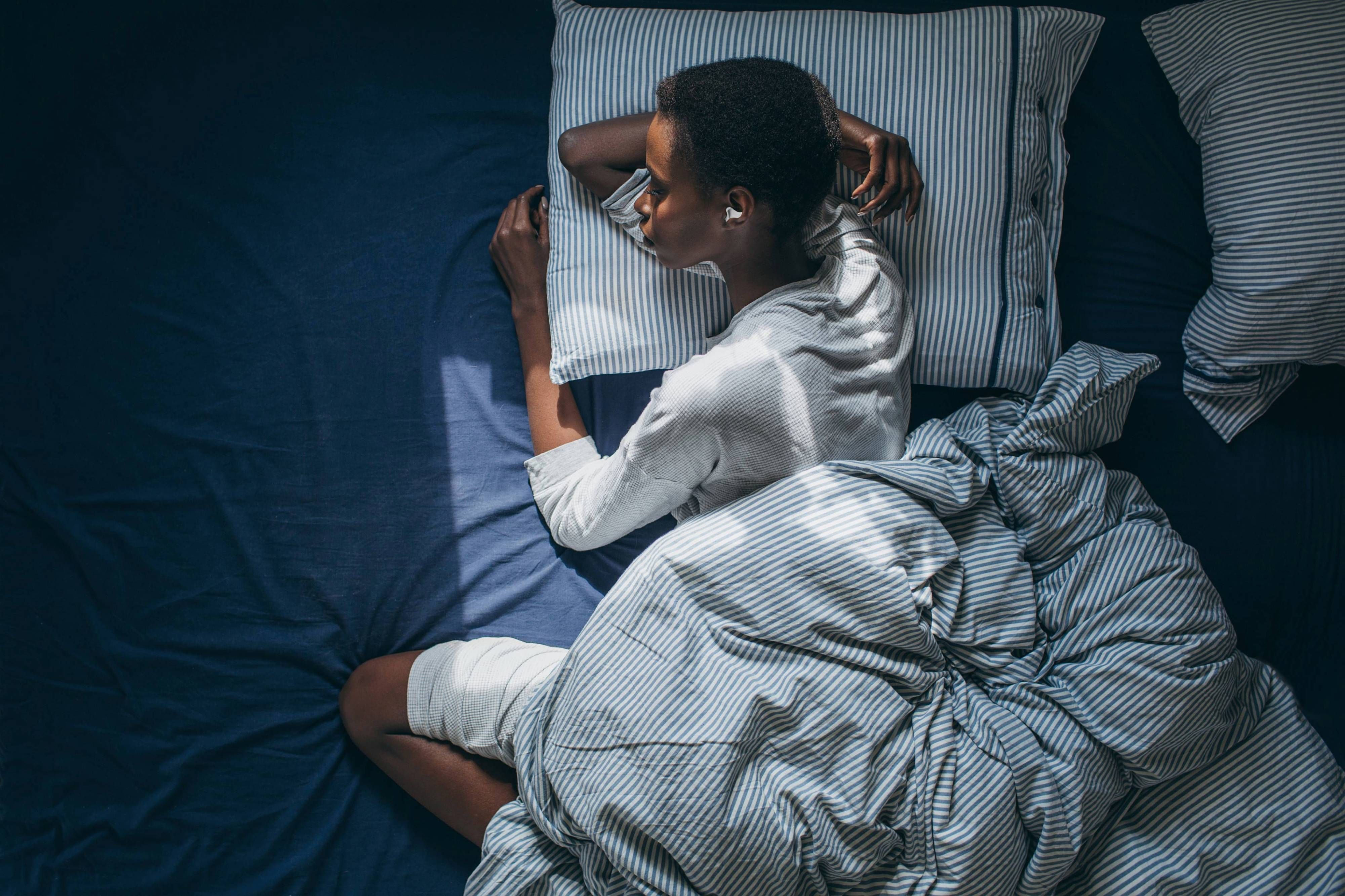 Frau schläft im Bett