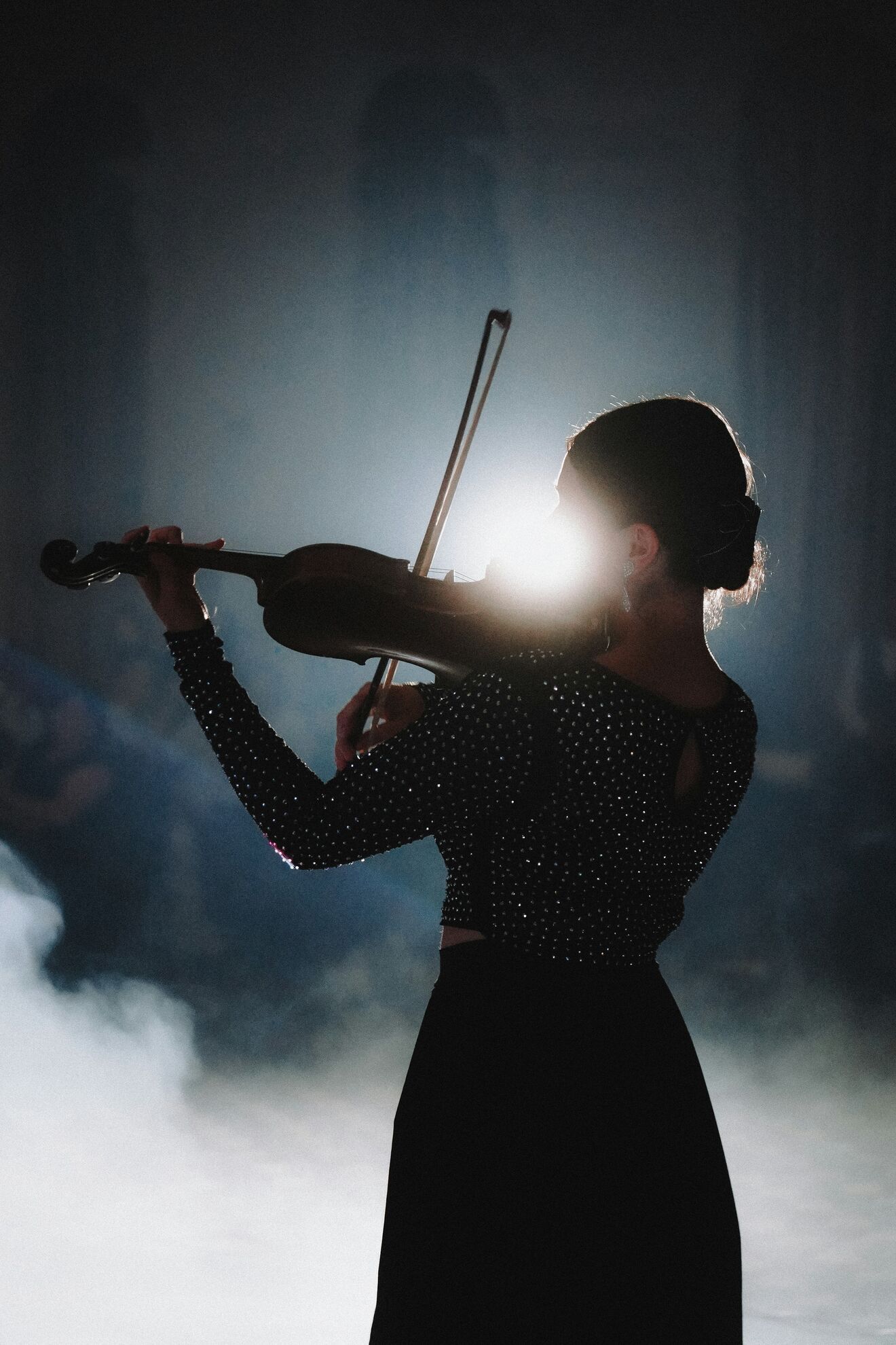 Frau spielt mit Geige