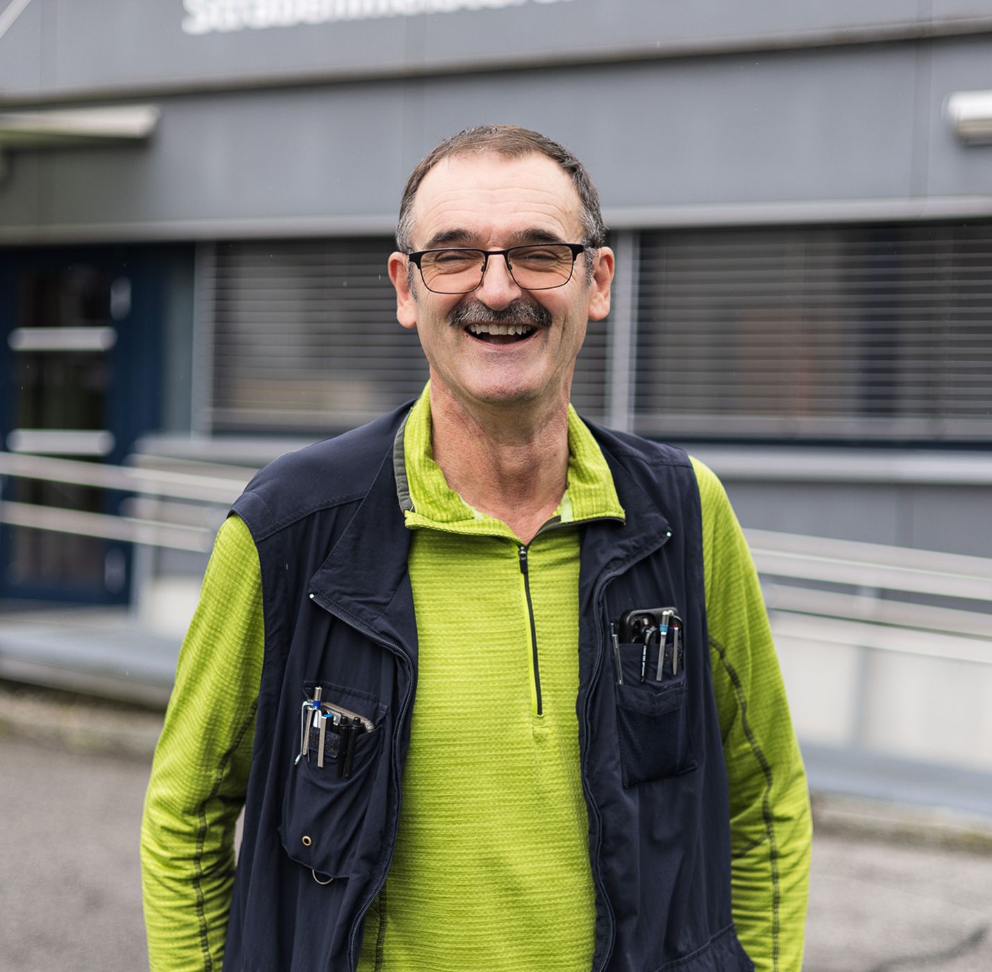 Glücklicher Kunde mit Hörgeräten