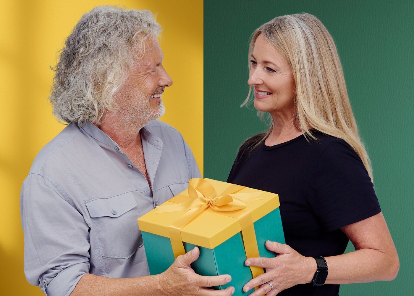 Glückliches Ehepaar mit Geschenk