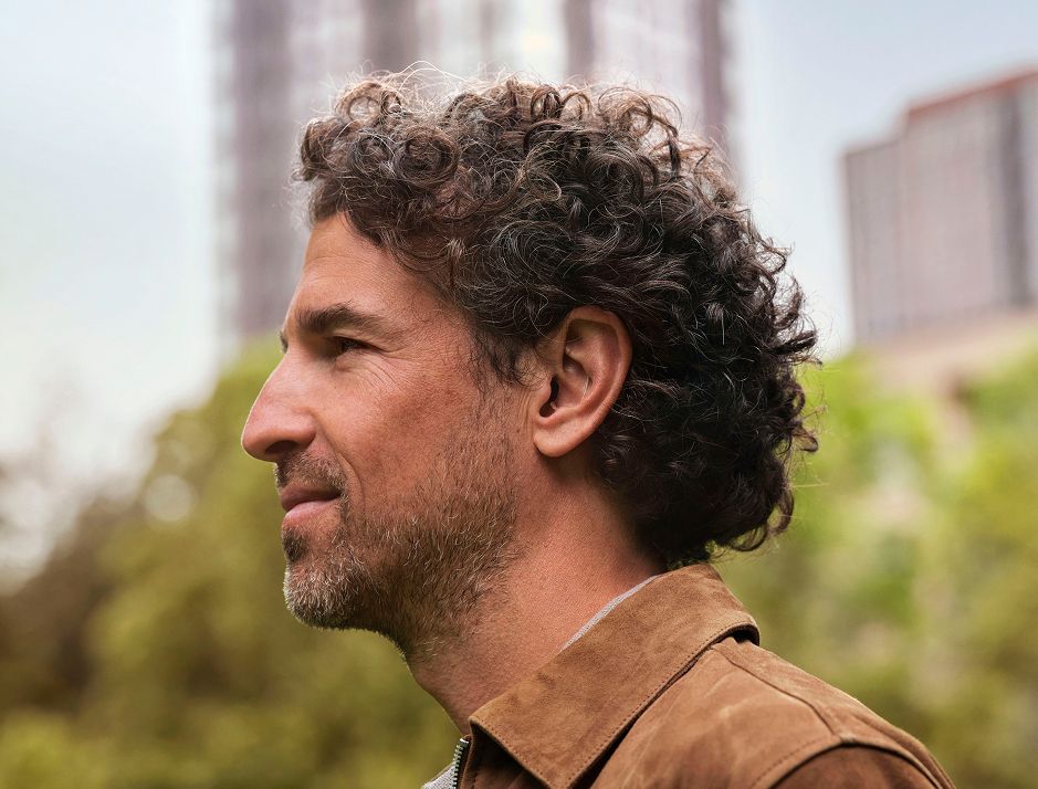 Homme avec appareil auditif Oticon Zeal