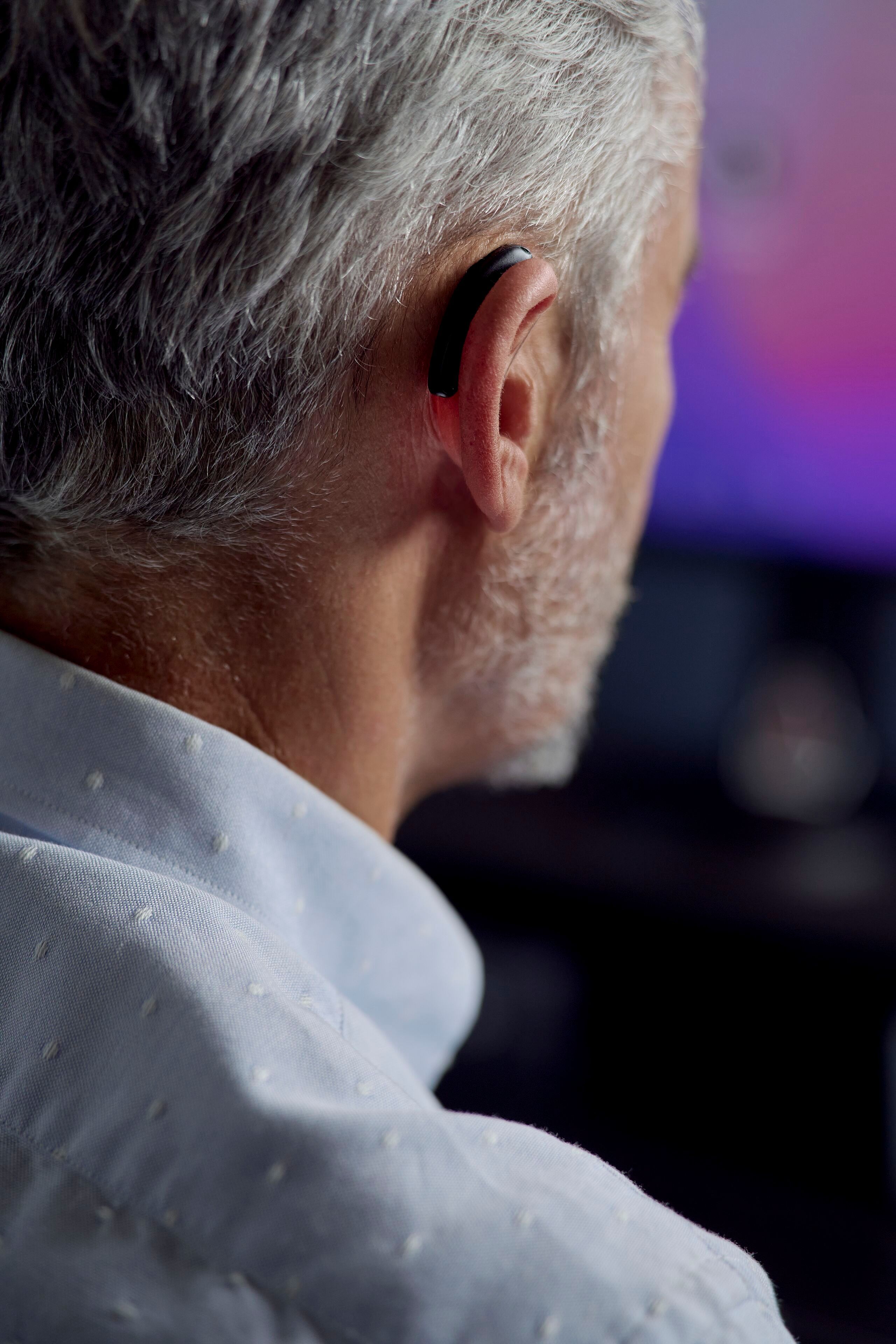 Homme avec appareil auditif recepteur intra canal