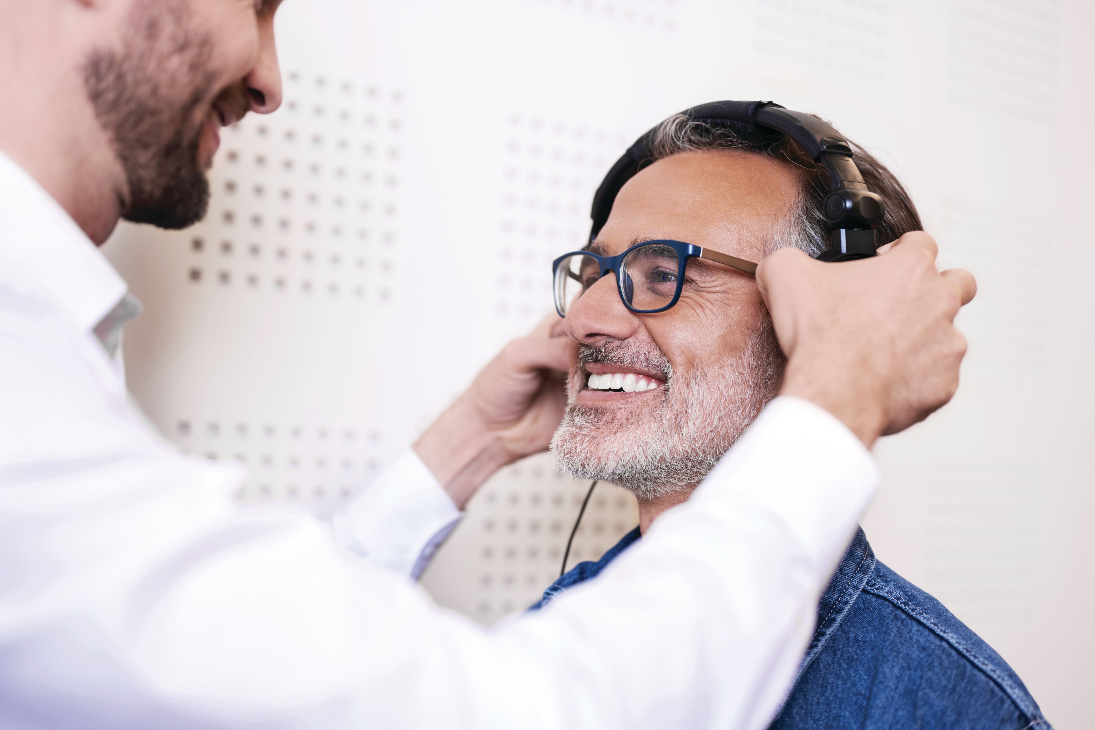 Homme fait test auditif