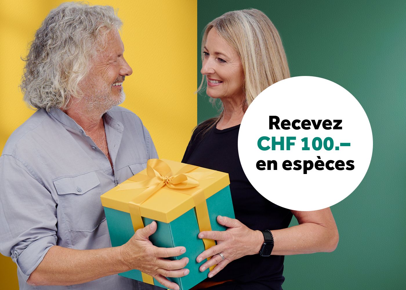 homme et femme recevant un cadeau et un bon d'achat de 100 CHF en espèces