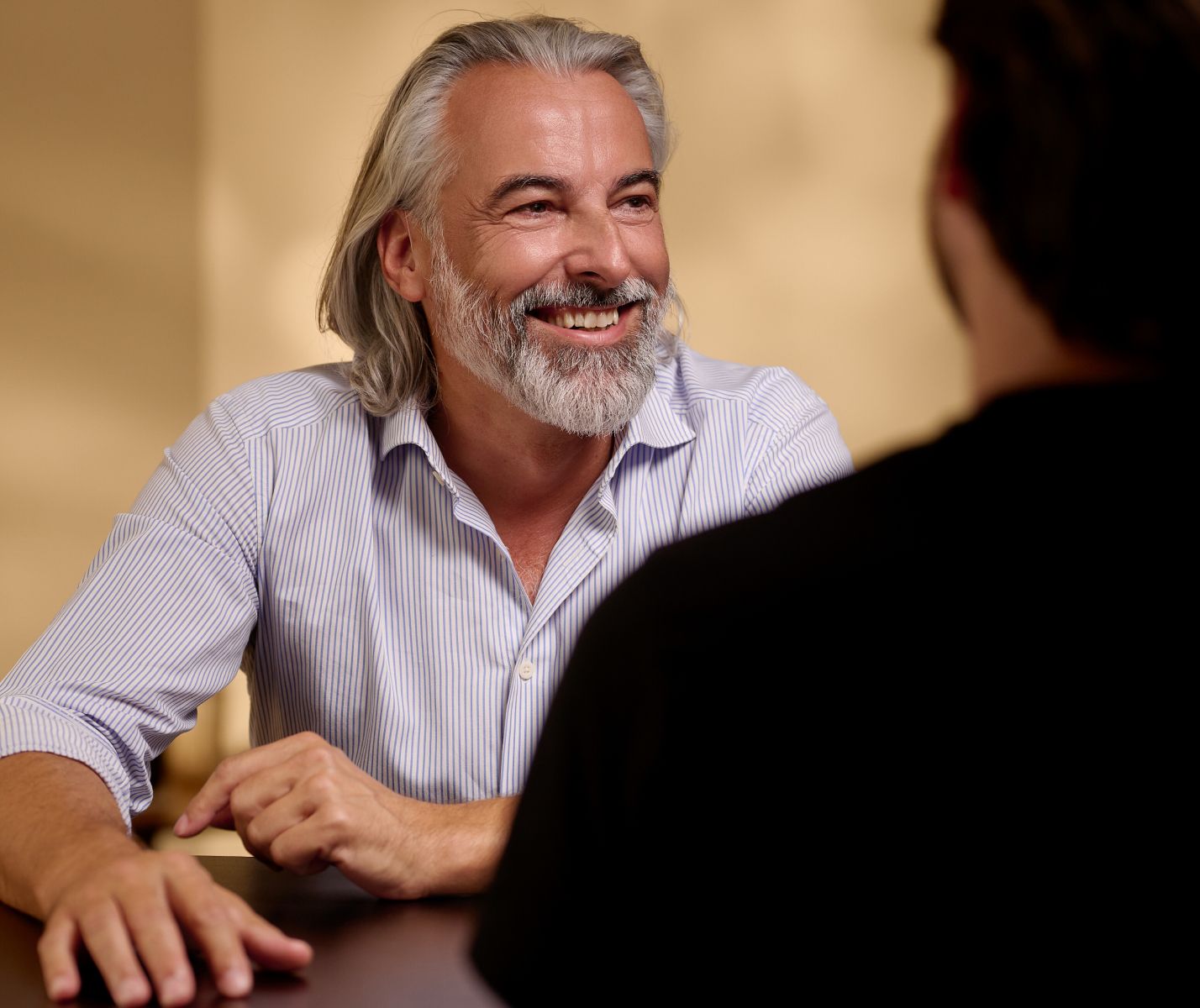 Homme souriant en conversation