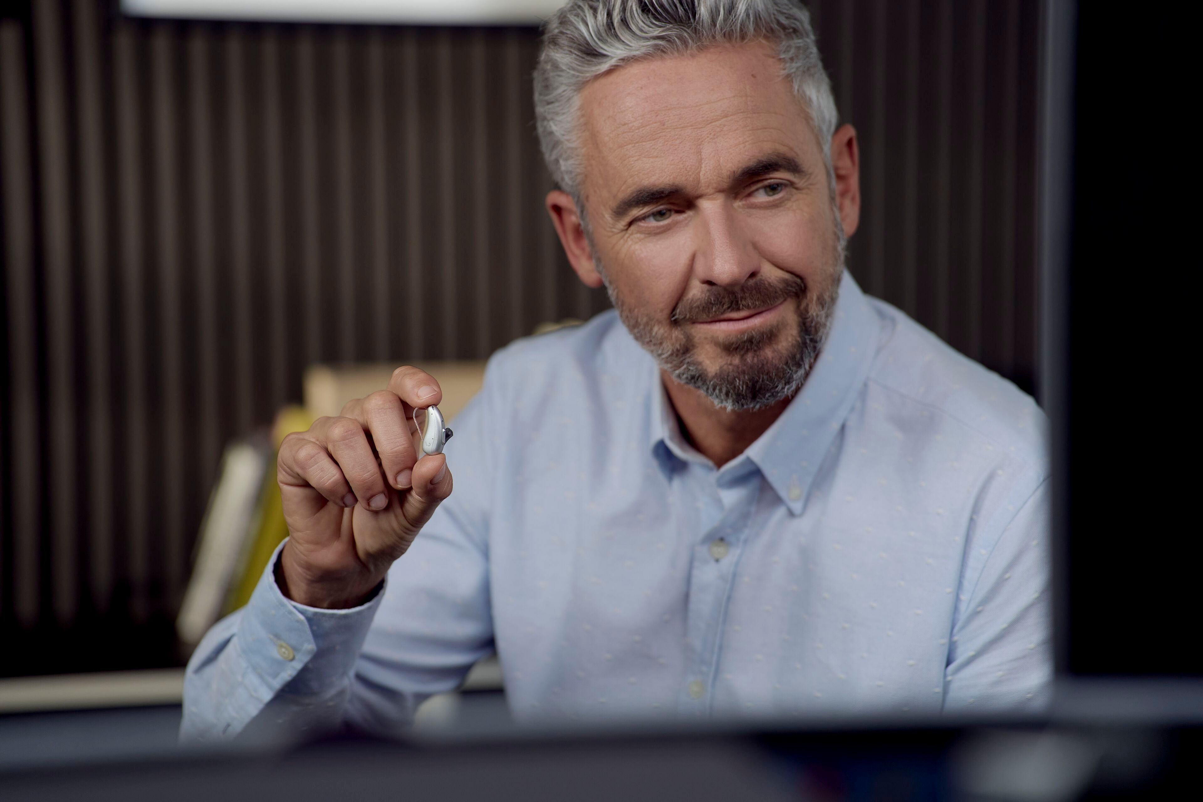 Homme tient Viennatone Buzz 8 dans la main