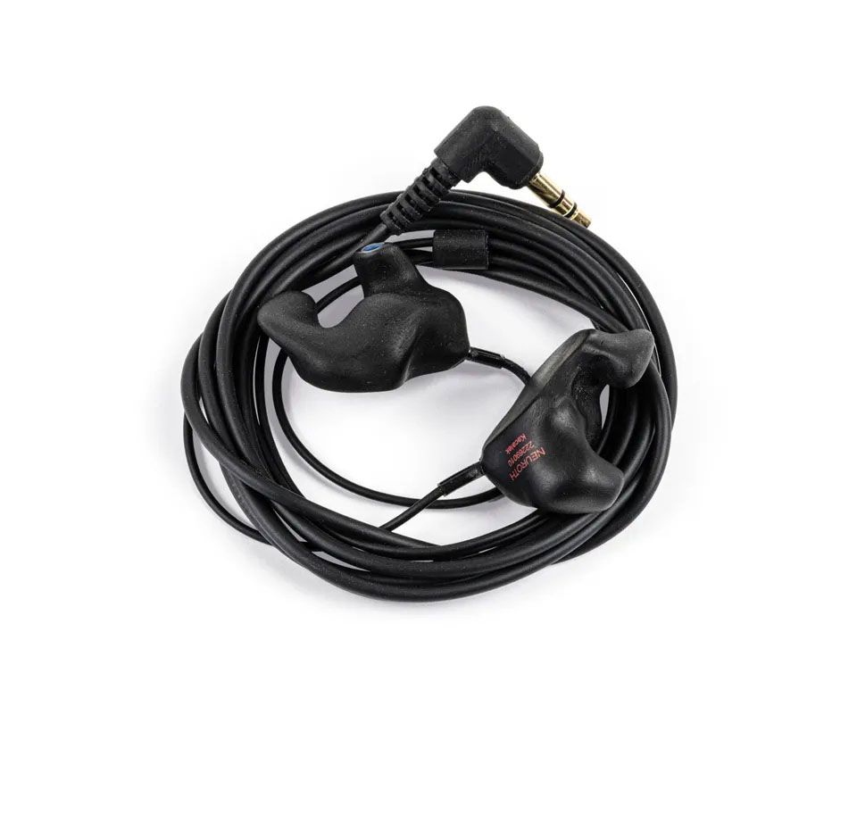 Črni ear monitoring s črnim kablom na belem ozadju.