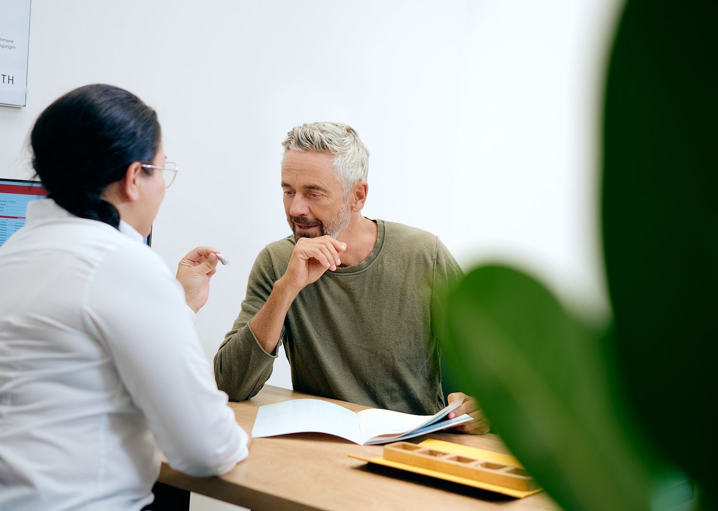 Kunde bei Beratung in Neuroth-Filiale