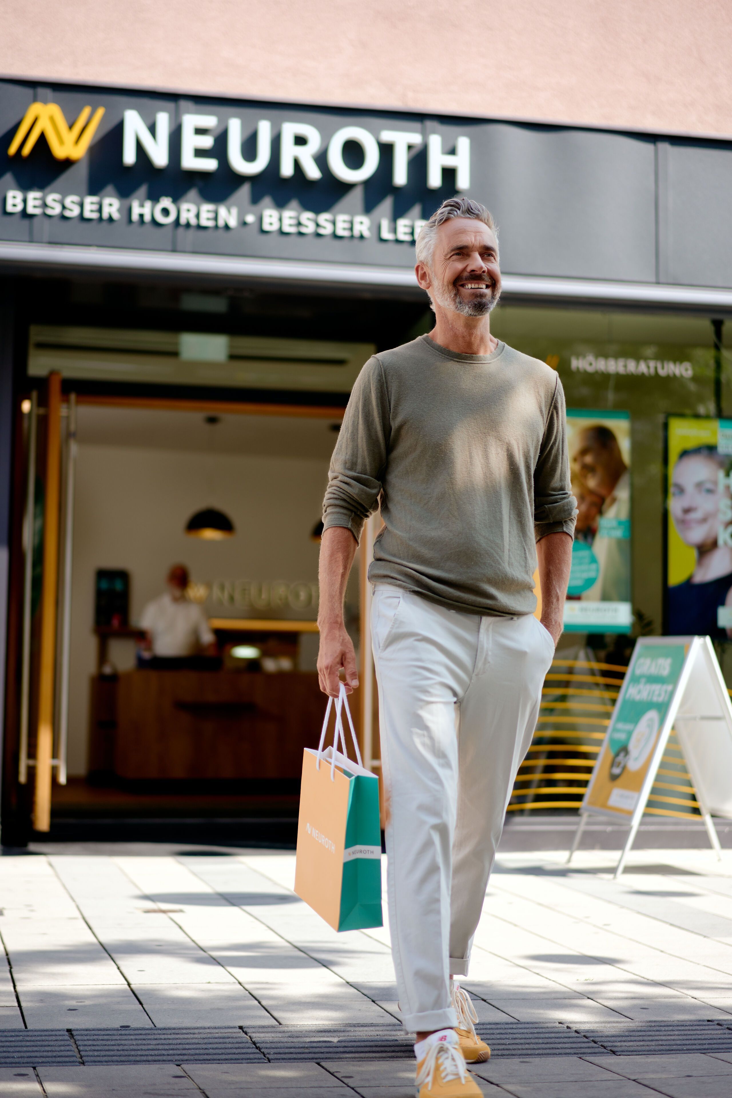 Kunde vor Neuroth-Filiale