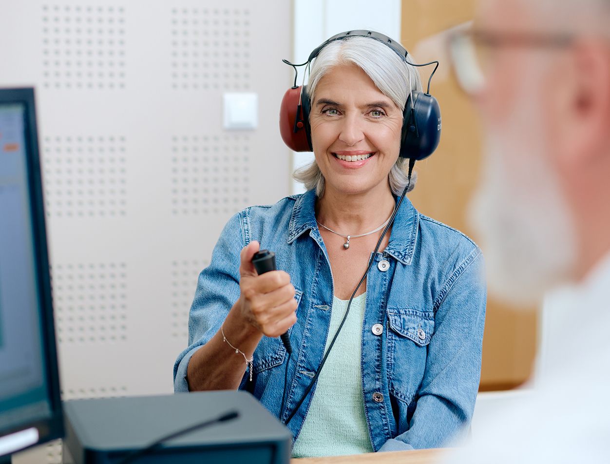 Kundin macht Hörtest bei Neuroth