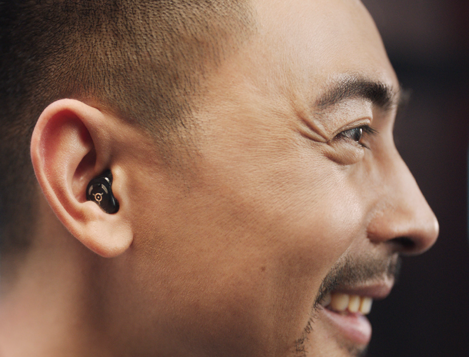 Lachender Mann mit Phonak Virto Infinio Hörgerät