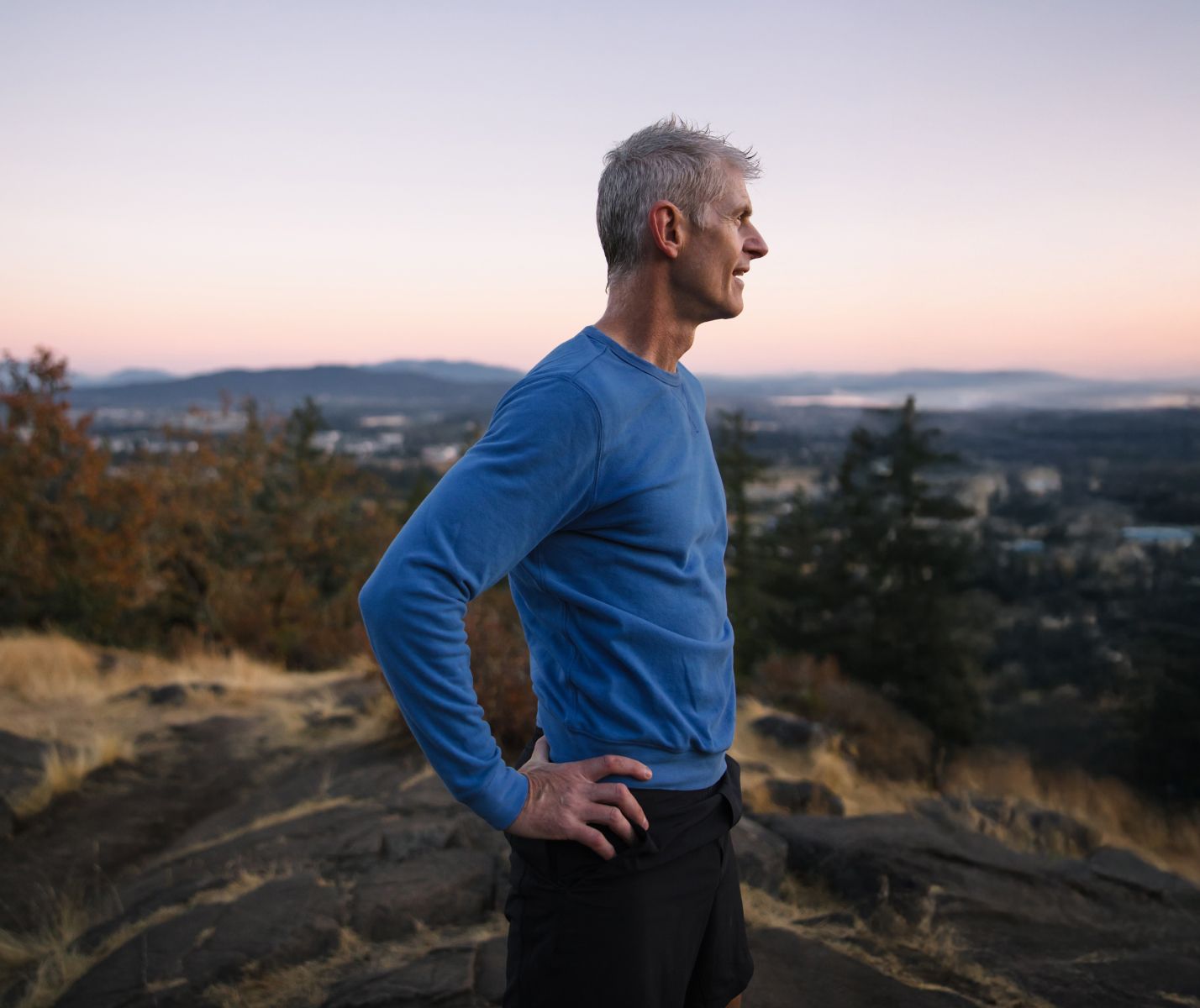 Mann am Berg geniesst Aussicht