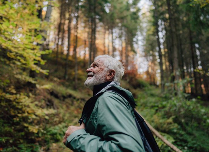Mann beim Wandern