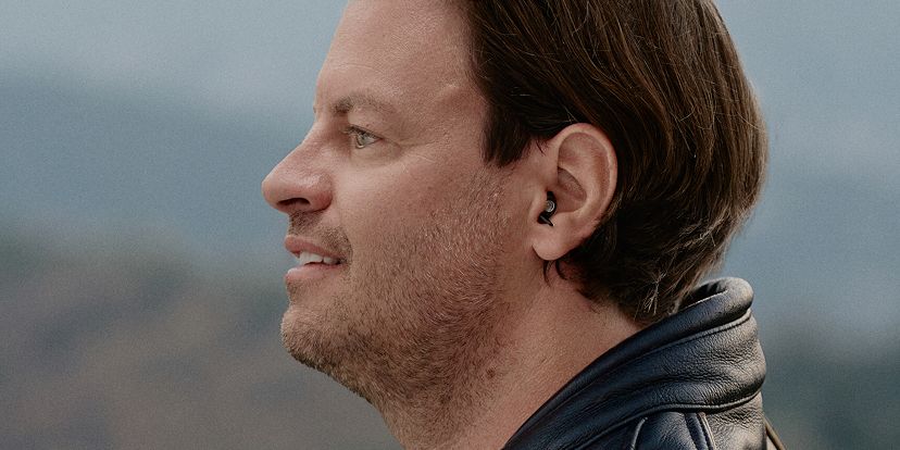 Mann mit Earwear Intro Road im Ohr