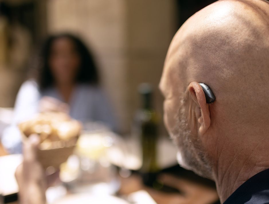 Mann mit Phonak Audéo Infinio Sphere Hörgerät 