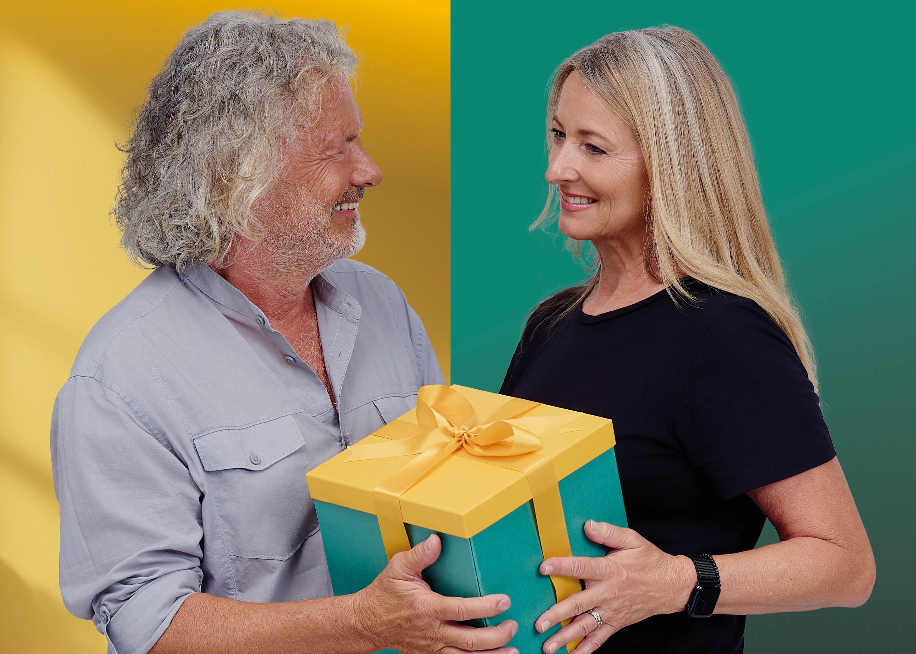 Mann und Frau mit Geschenk