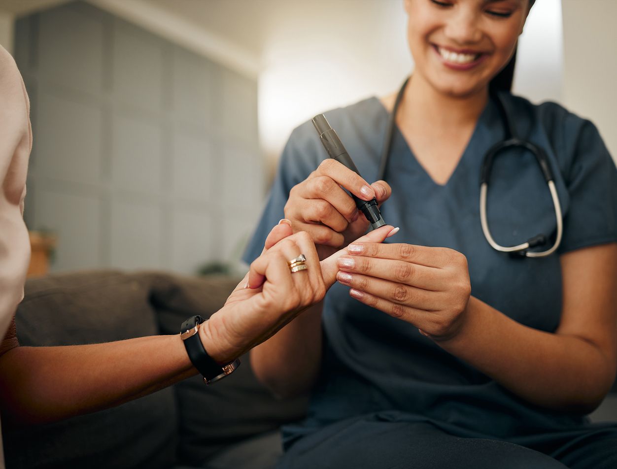 Médecin teste la glycémie du patient