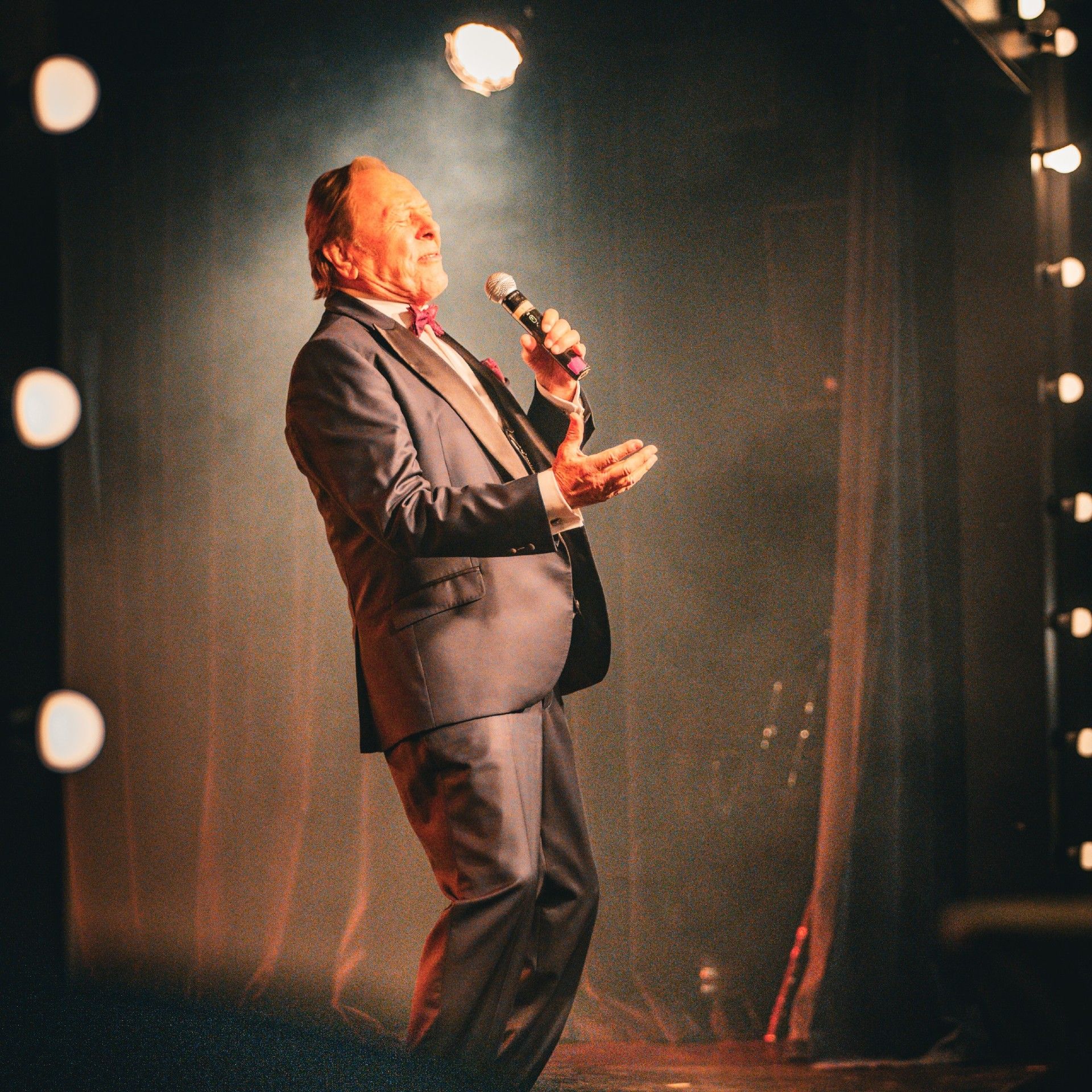 Miro Ungar sa mikrofon u ruci na bini