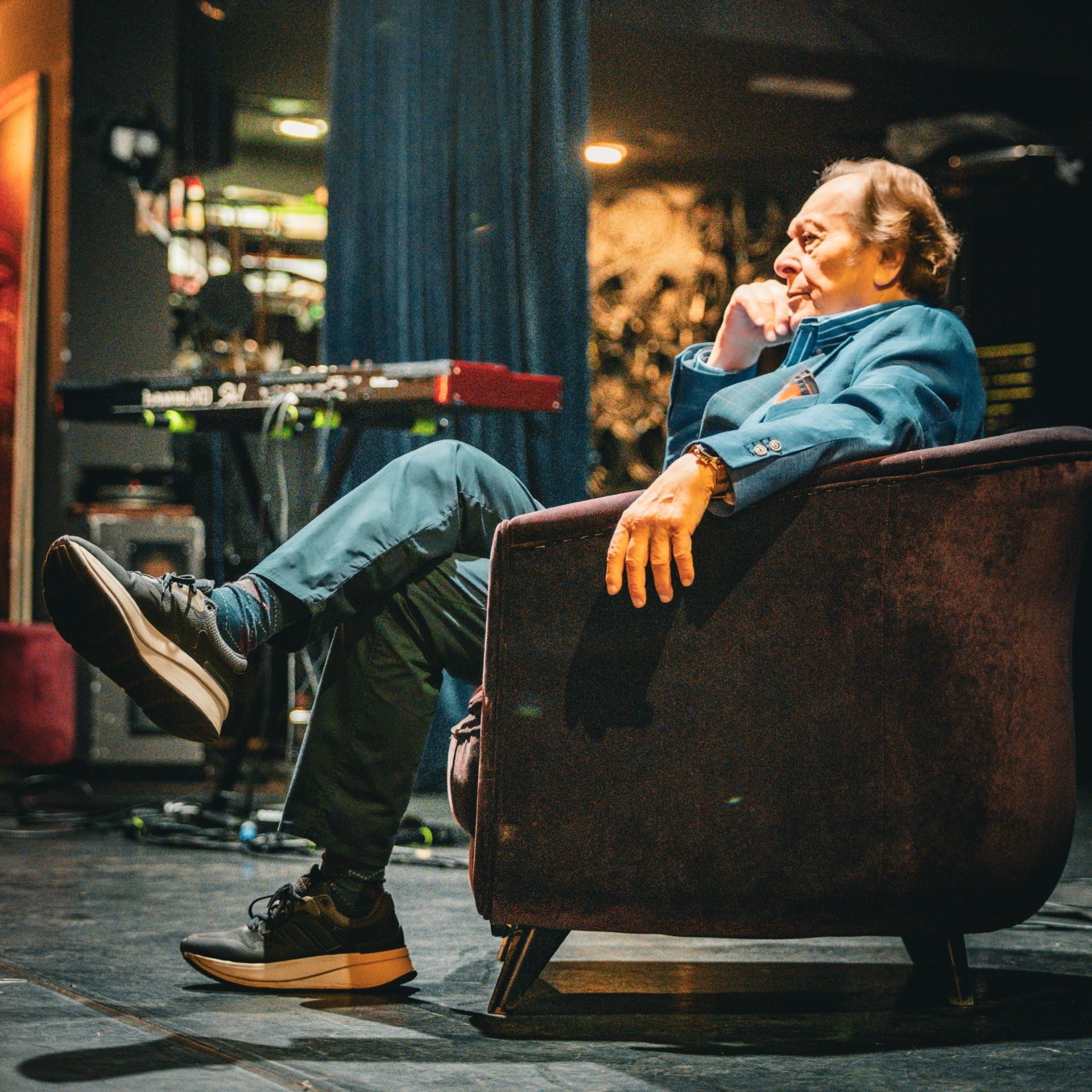 Miro Ungar sedi u fotelji