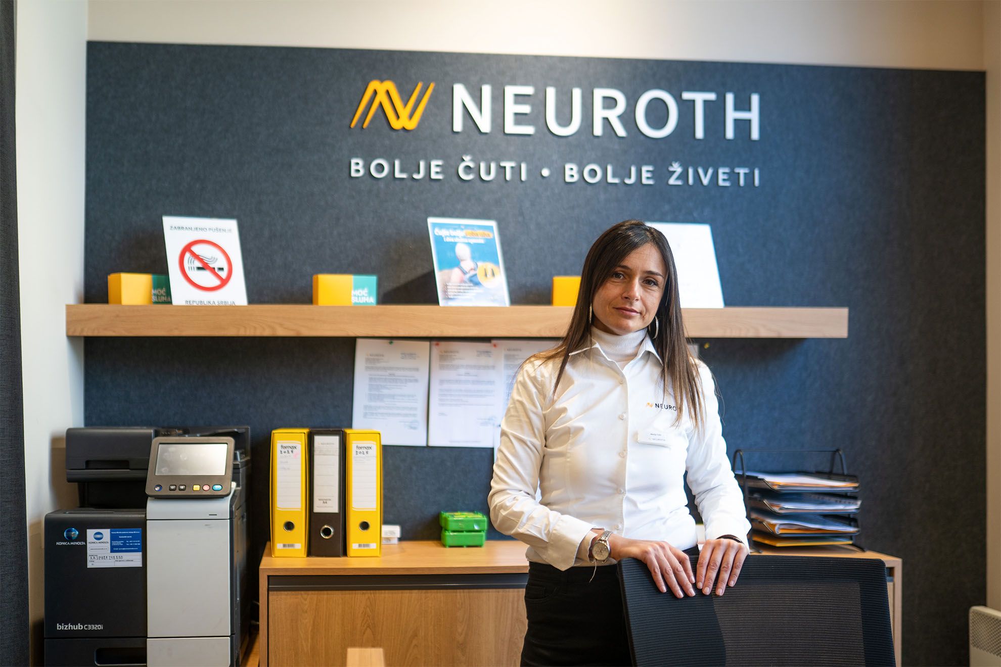 Neuroth akusticarka stoji u slusnom centru sa Neuroth logom u pozadini