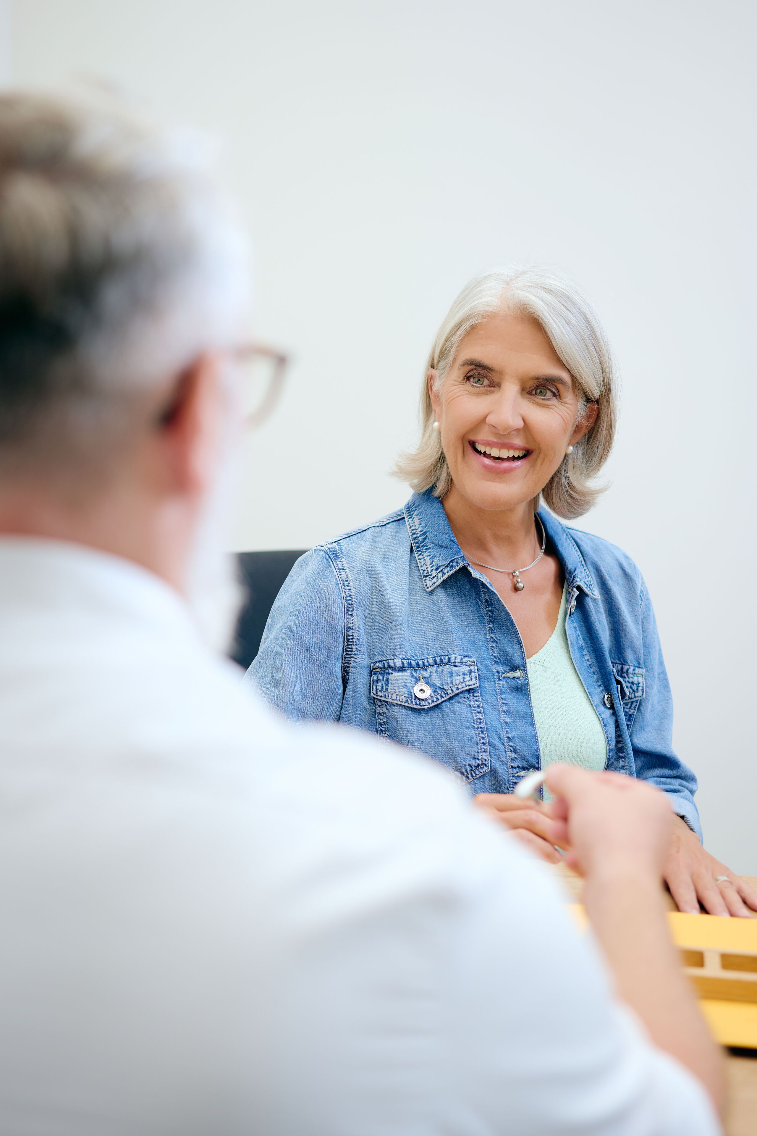 Hörakustiker berät Neuroth-Kundin