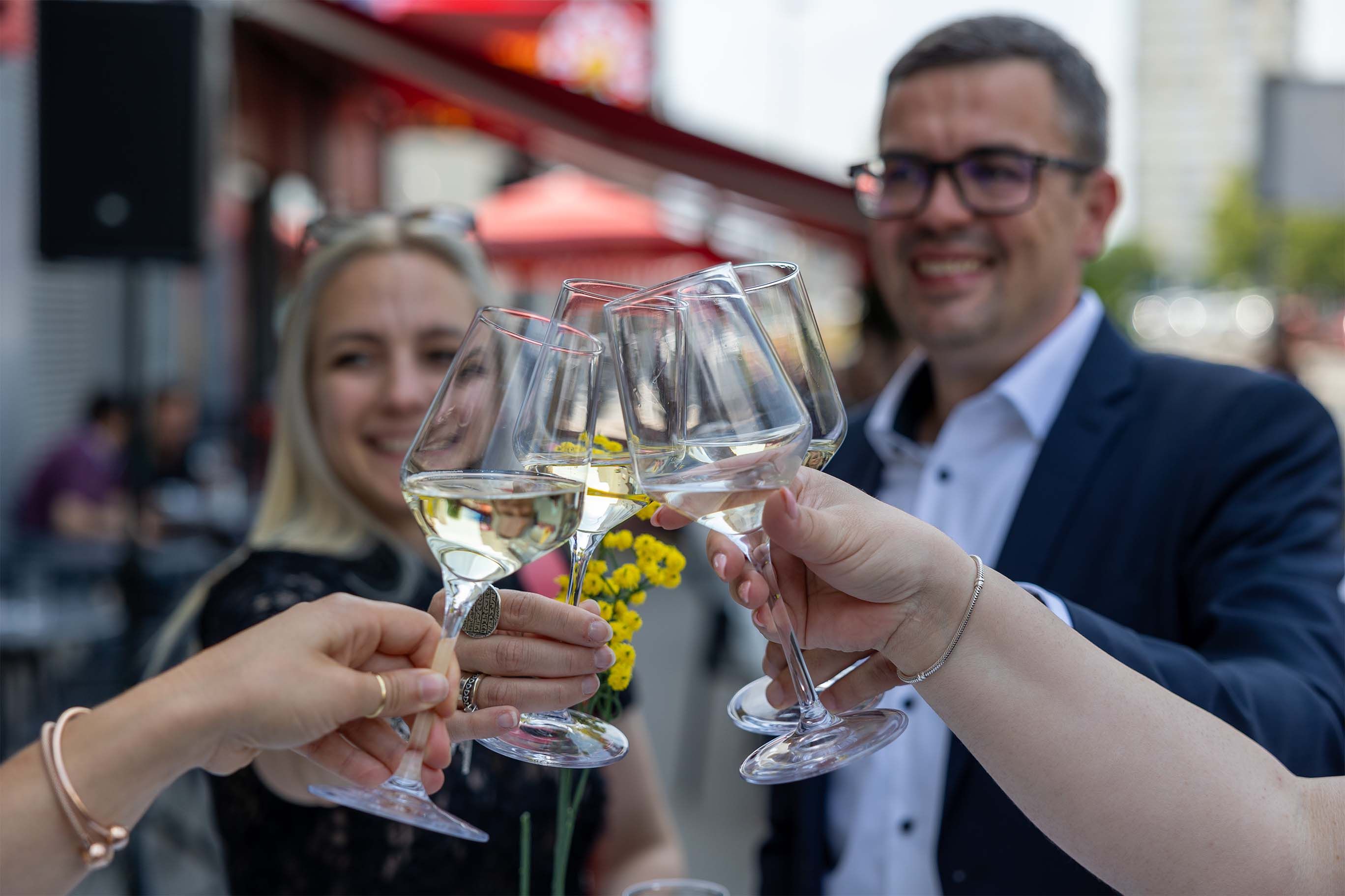 Zvanice na otvaranju slusnog centra nazdravljaju