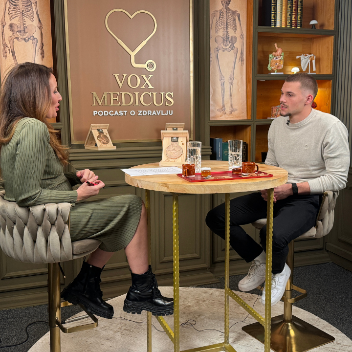 Nikola Zdrilić sa voditeljkom u podacstu Vox Medicus
