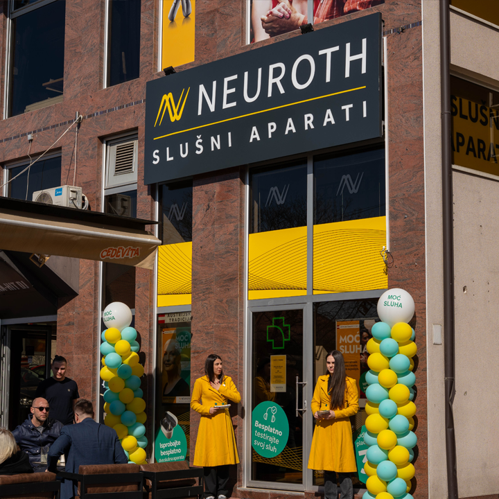 Promoterke dele flajere ispred slušnog centra u Mladenovcu