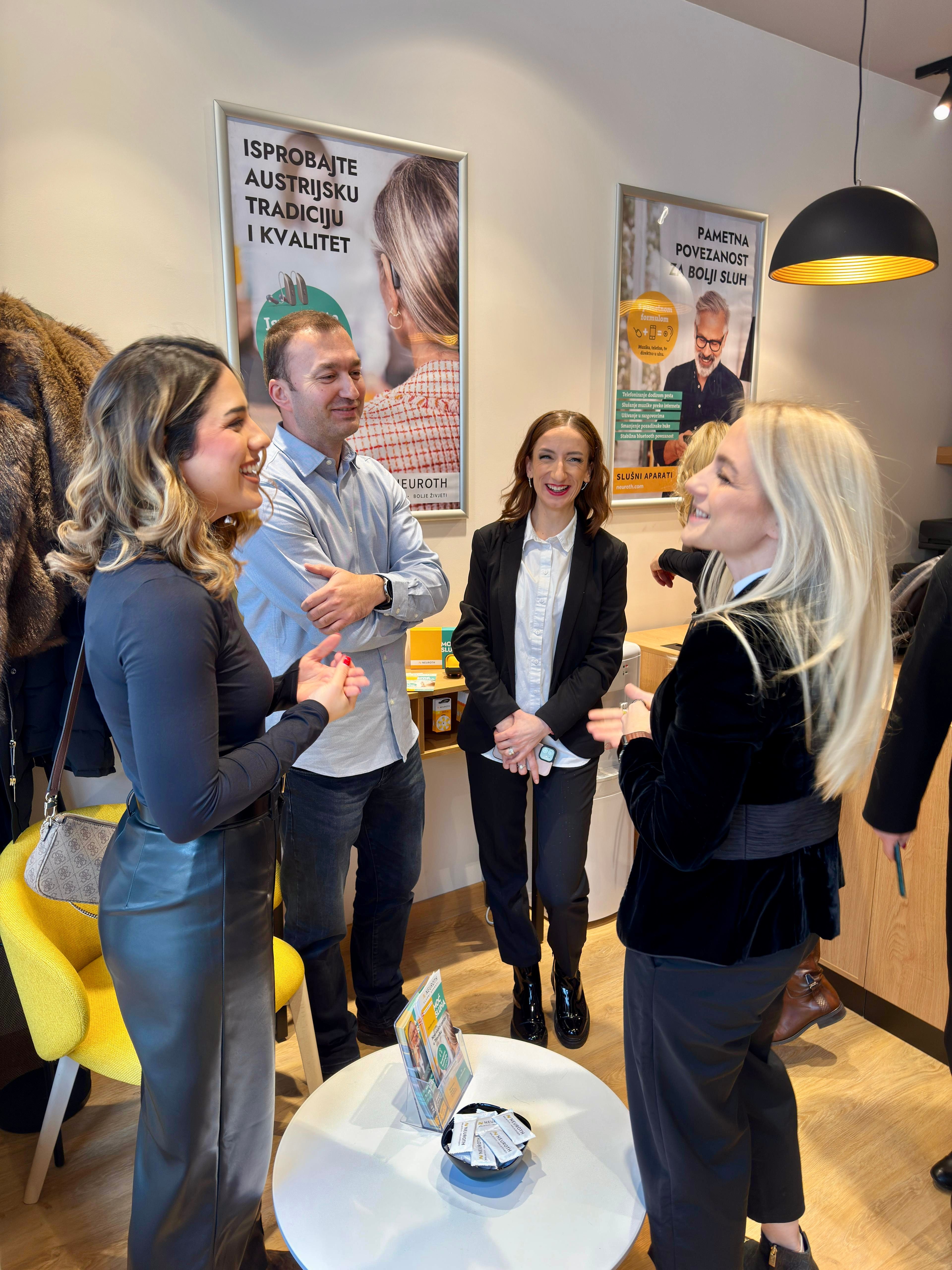 Ljudi nazdravljaju unutar Travnika