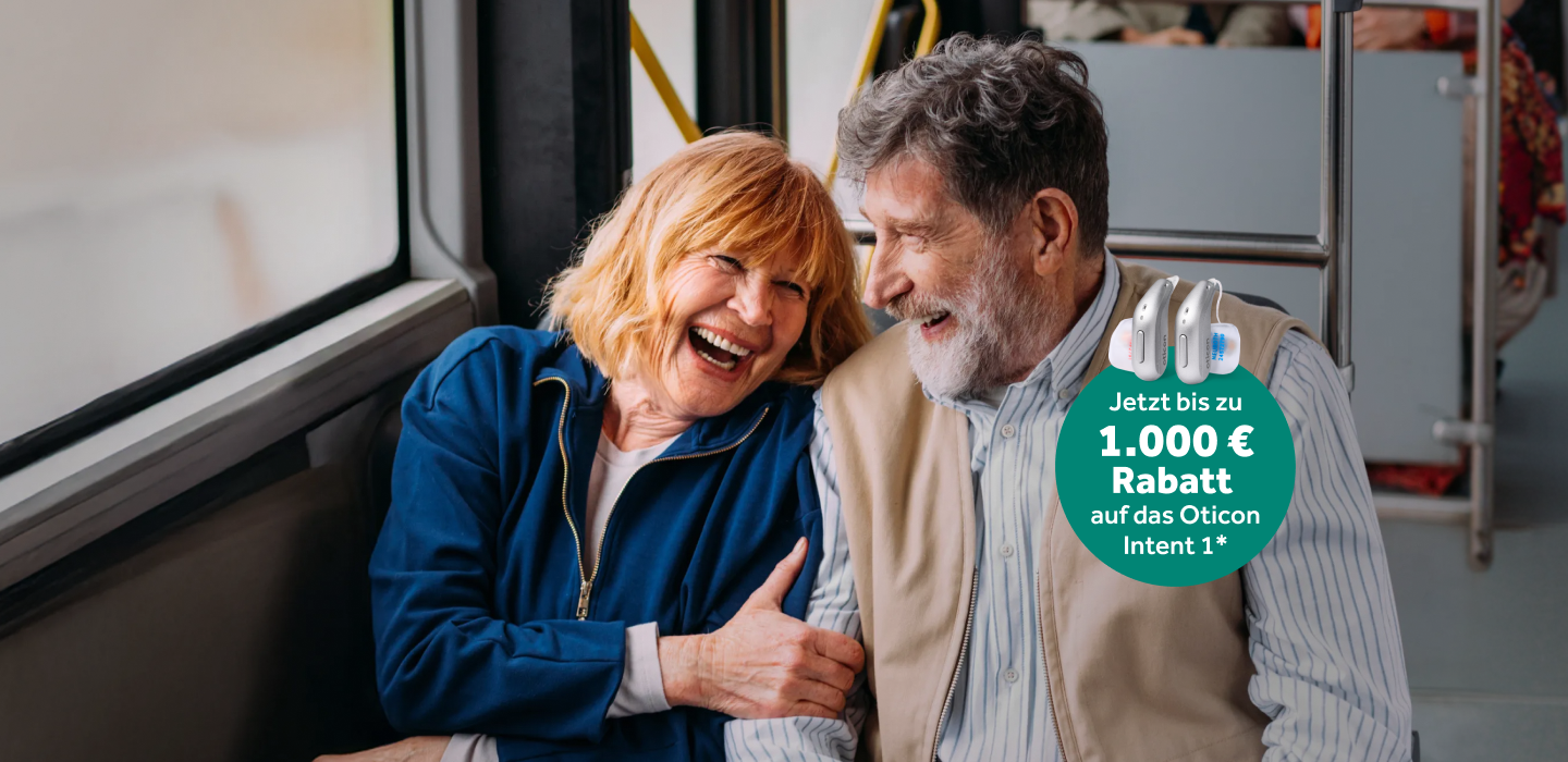 Pärchen im Zug mit Text "jetzt bis zu 1000 Euro Rabatt auf das Oticon Intent 1"