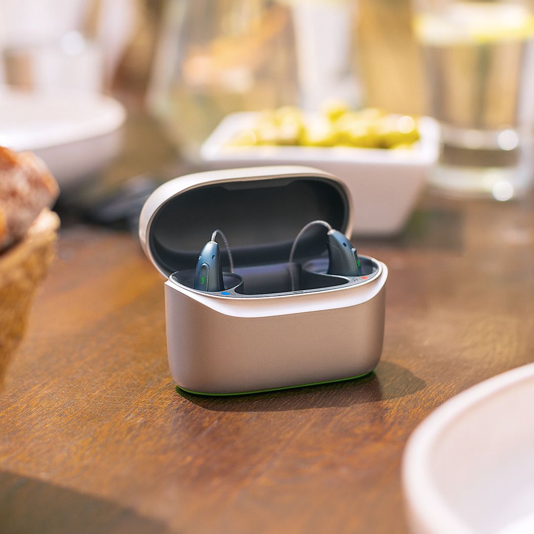 Phonak slusni aparat na stolu u restoranu