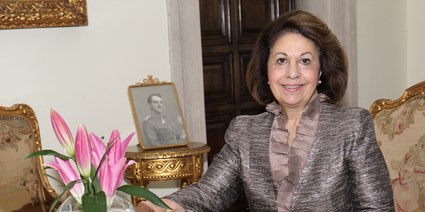 Princeza Katarina u sjajnom odelu sedi u fotelji