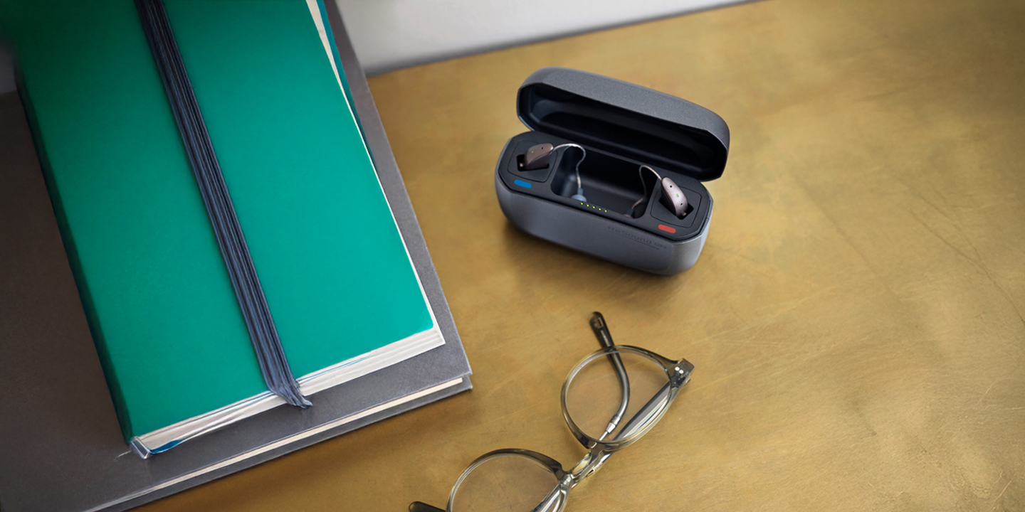 Dva Phonak aparata koji su u punjacu 