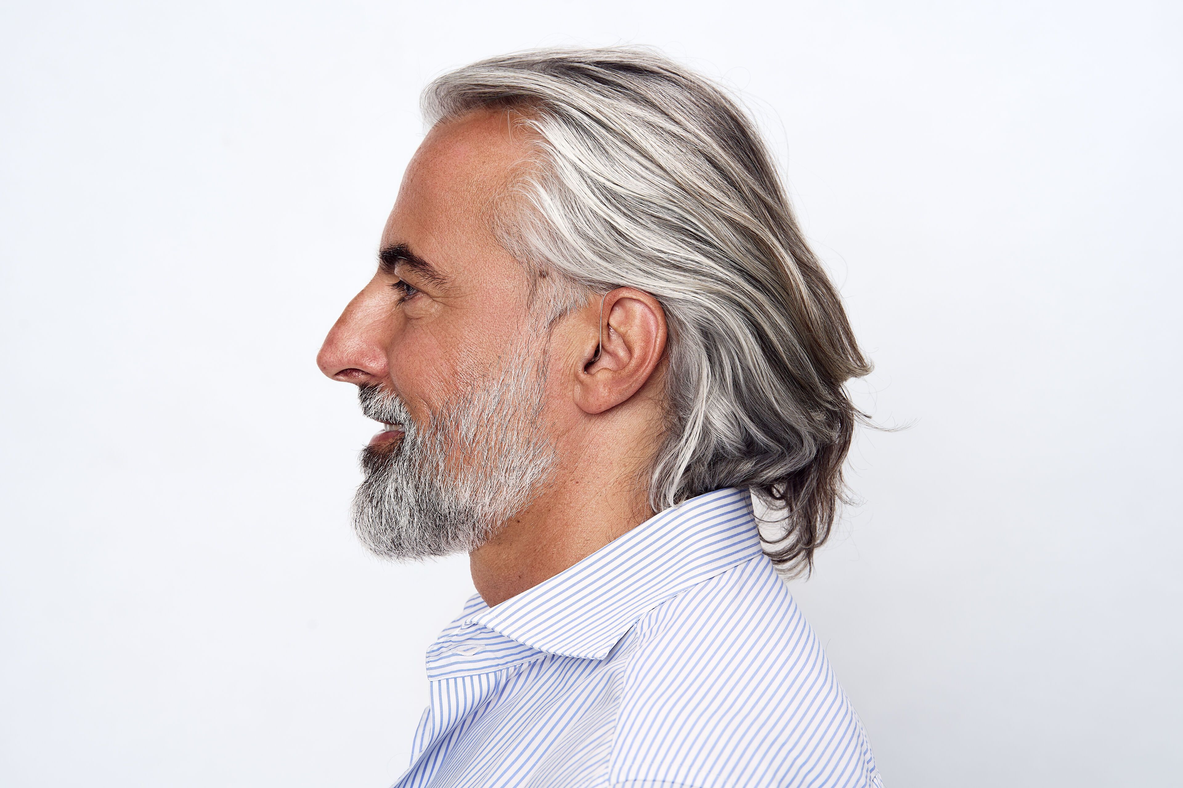 Seitenansicht von einem Mann mit Im-dem-Ohr-Hörgerät