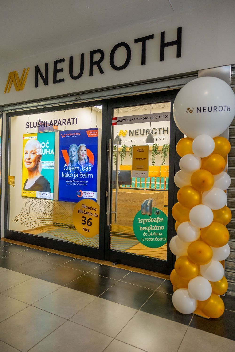 Ulaz u Neuroth slusni centar sa zutim i bijelim balonima