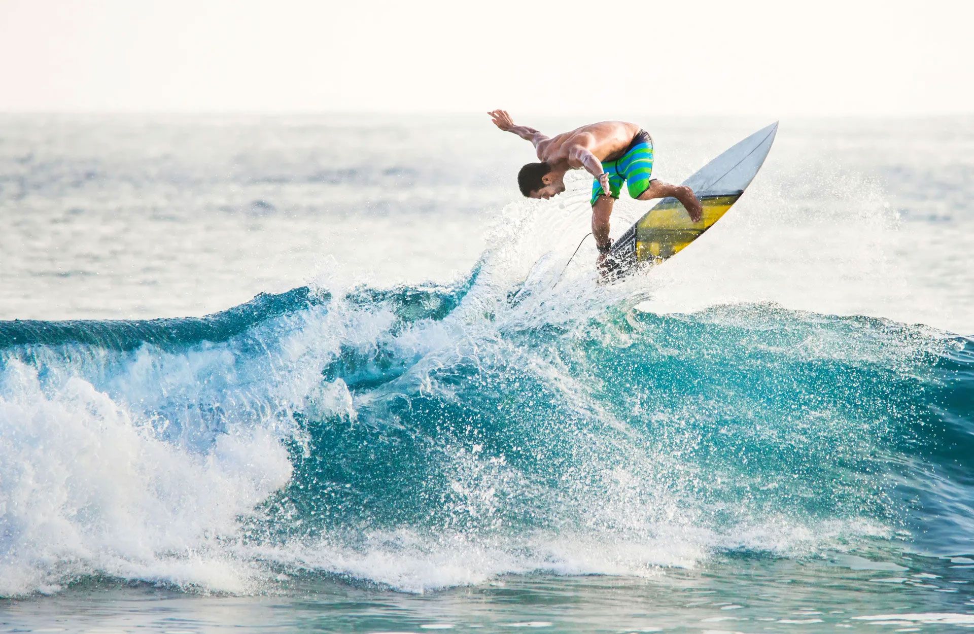 Surfer na valu