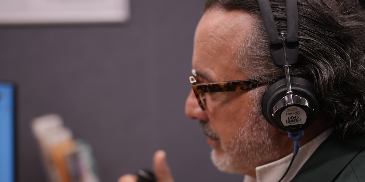 Tony Cetinski na testiranju sluha sa slusalicama na glavi i tasterom u ruci
