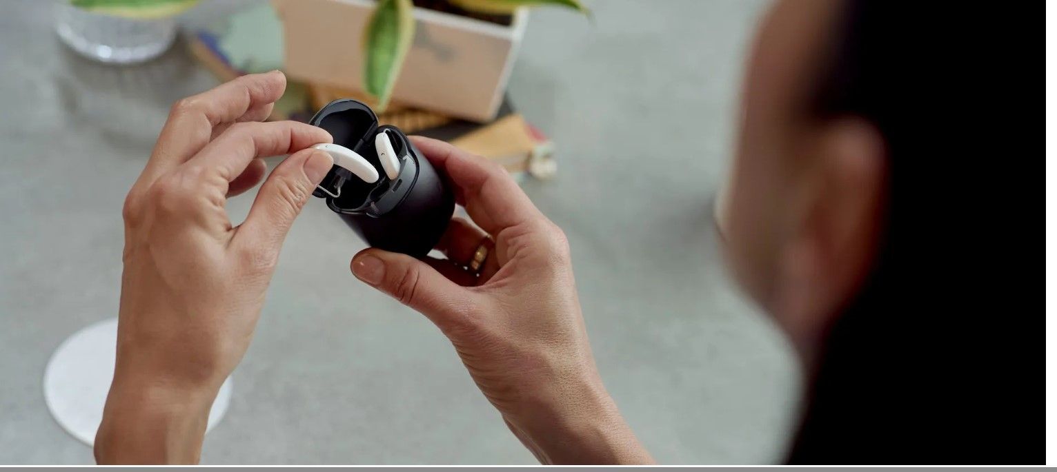 Viennatone Art 8 slušni aparati koje ženski model stavlja u punjač