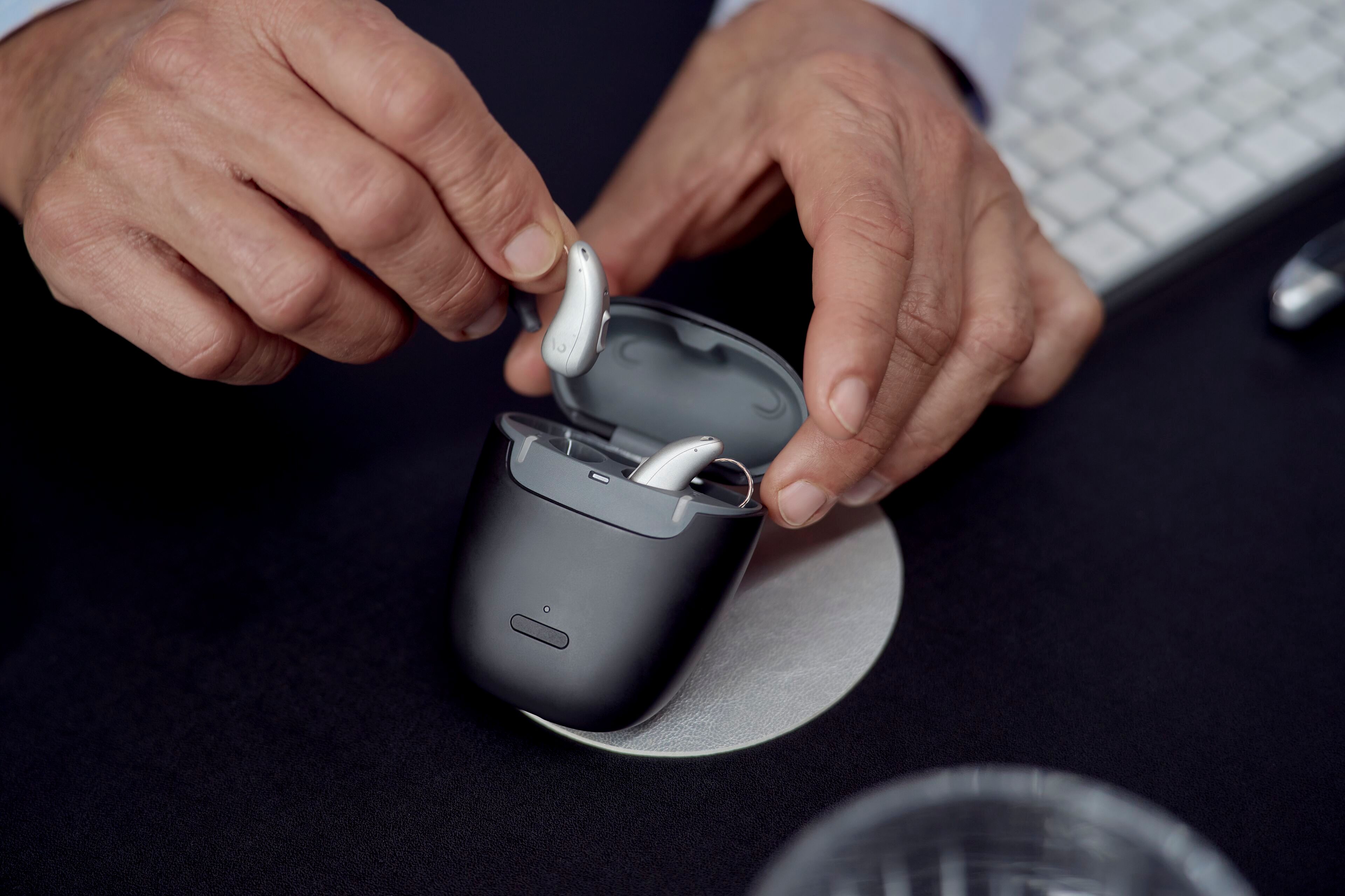 Model namešča aparate Viennatone Buzz 8 v polnilnik