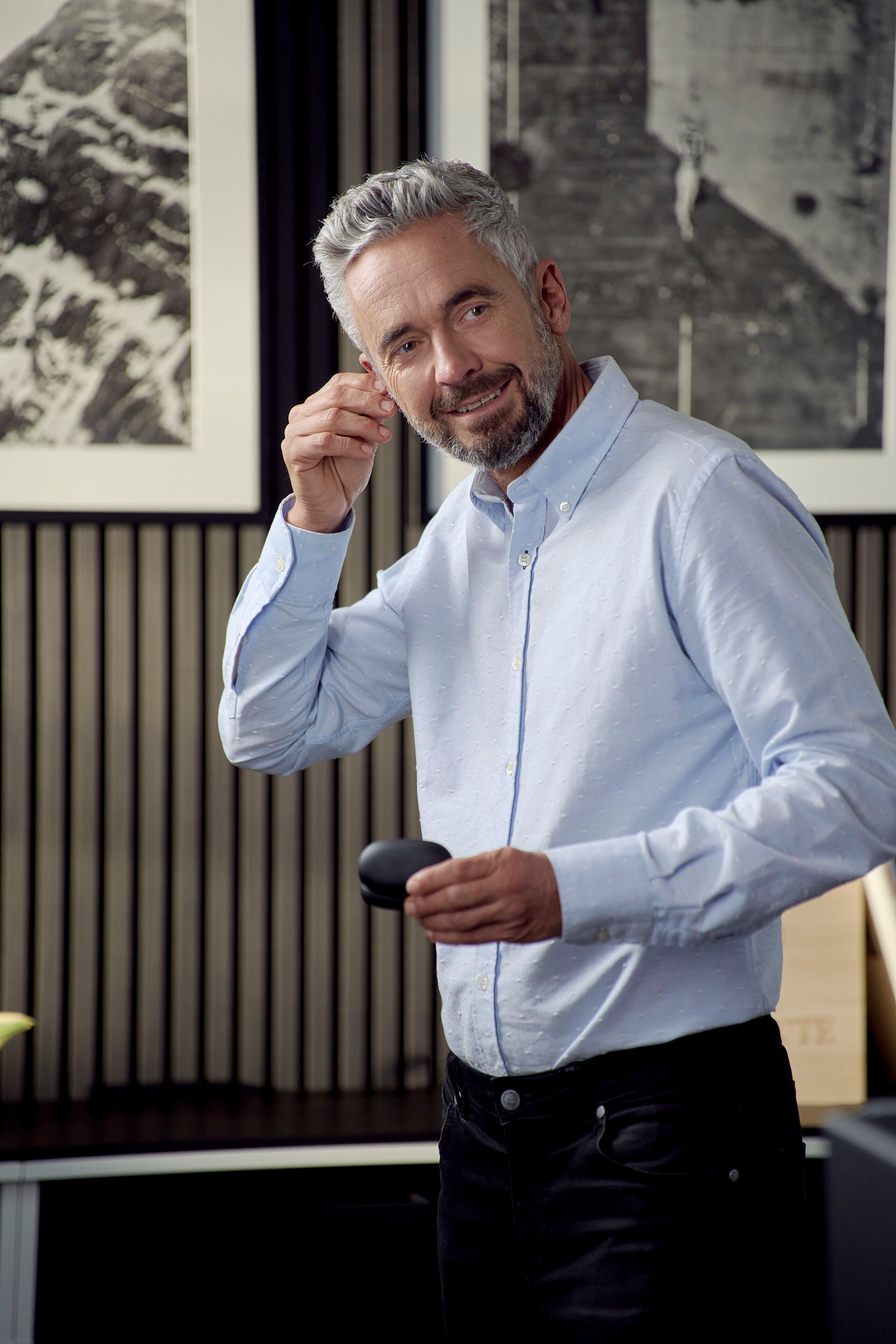 Viennatone Pace 8 kanalni aparat v roki modela, ki si ga namešča v uho