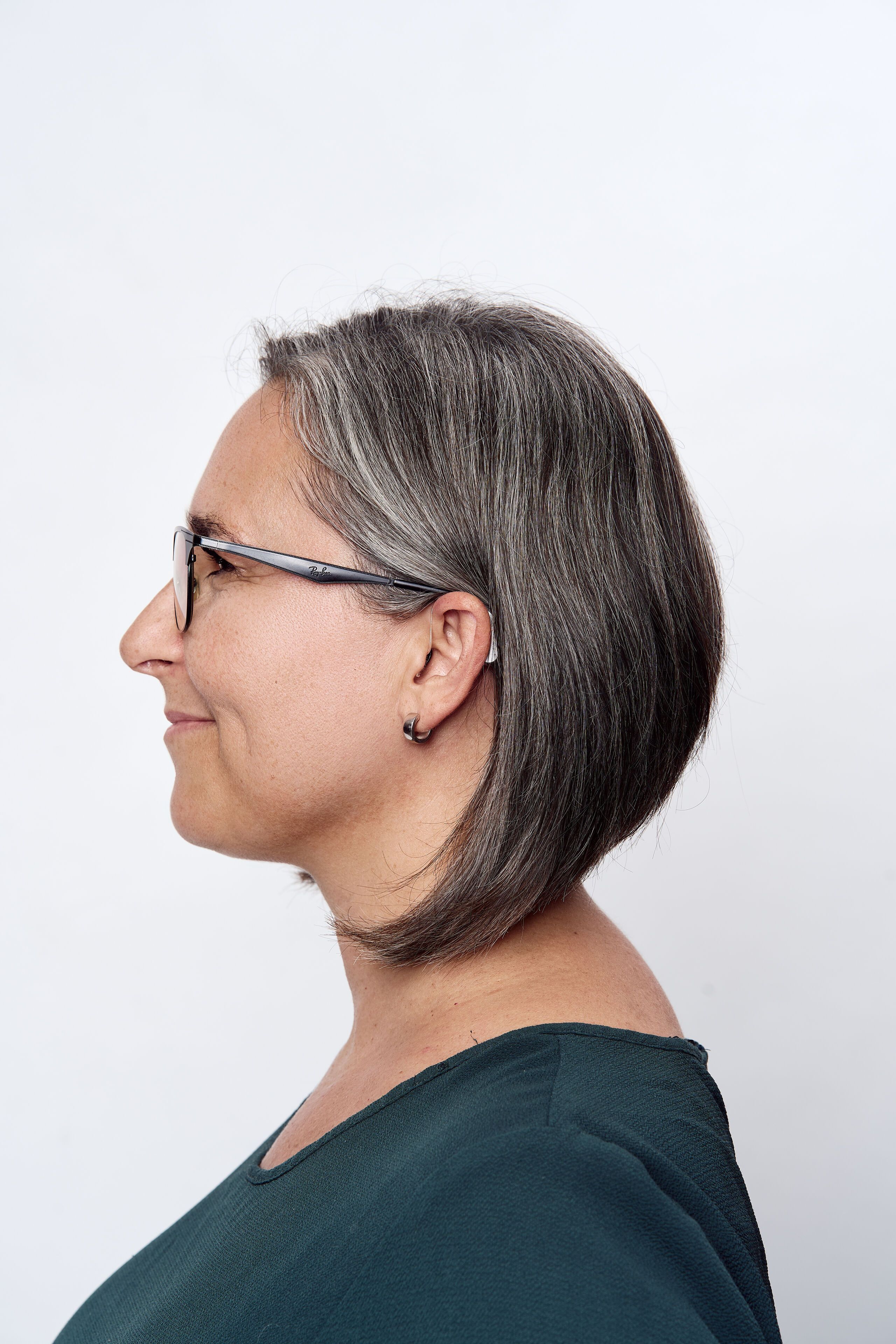 Vue de profil femme avec appareil auditif derriere l'oreille